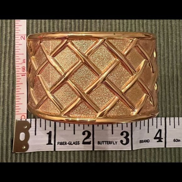 Stylish gold colored bracelet w/ spring closure - Picture 5 of 5